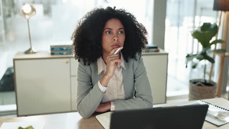 Negocios,-Mujer-Y-Pensamiento-De-Ideas-En-La-Computadora-Portátil.