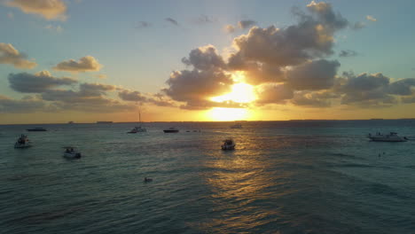 Boote-Und-Jetski-Bei-Sonnenuntergang-Im-Türkisfarbenen-Wasser-Auf-Der-Isla-Mujeres-In-Mexiko