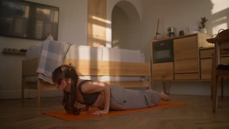 mujer practicando yoga en casa