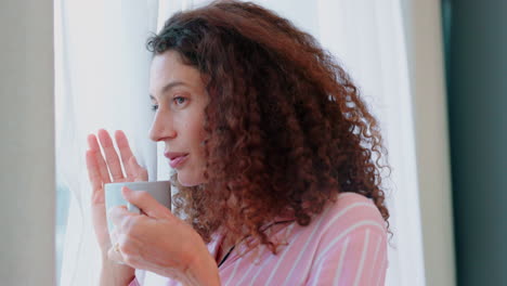 café, mañana y mujer pensando en una ventana