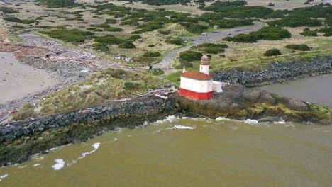 Imágenes-Diurnas-De-Drones-Volando-Hacia-El-Faro-Del-Río-Coquille,-Bandon,-Oregon