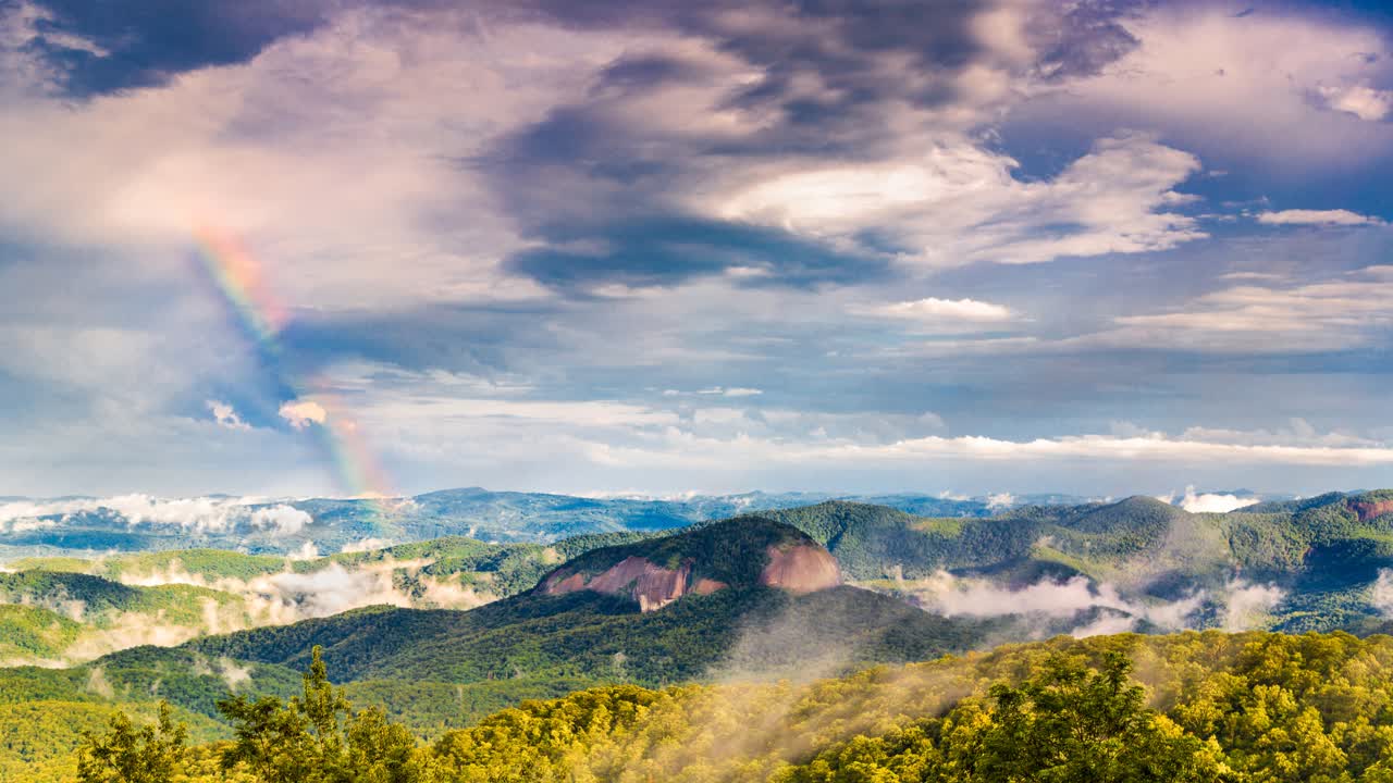 노스캐롤라이나주 블루리지 산맥 위의 구름 속의 무지개