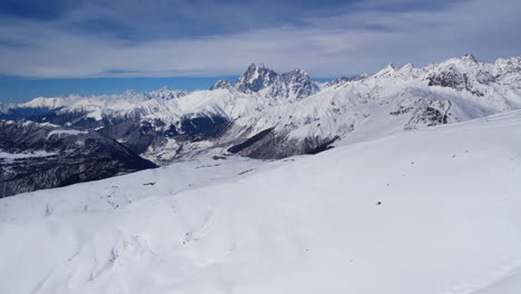 vuelo de drones de invierno sobre las montañas de mestia en gerorgia