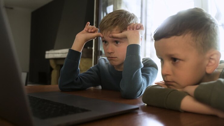 Bambini che si godono un film
