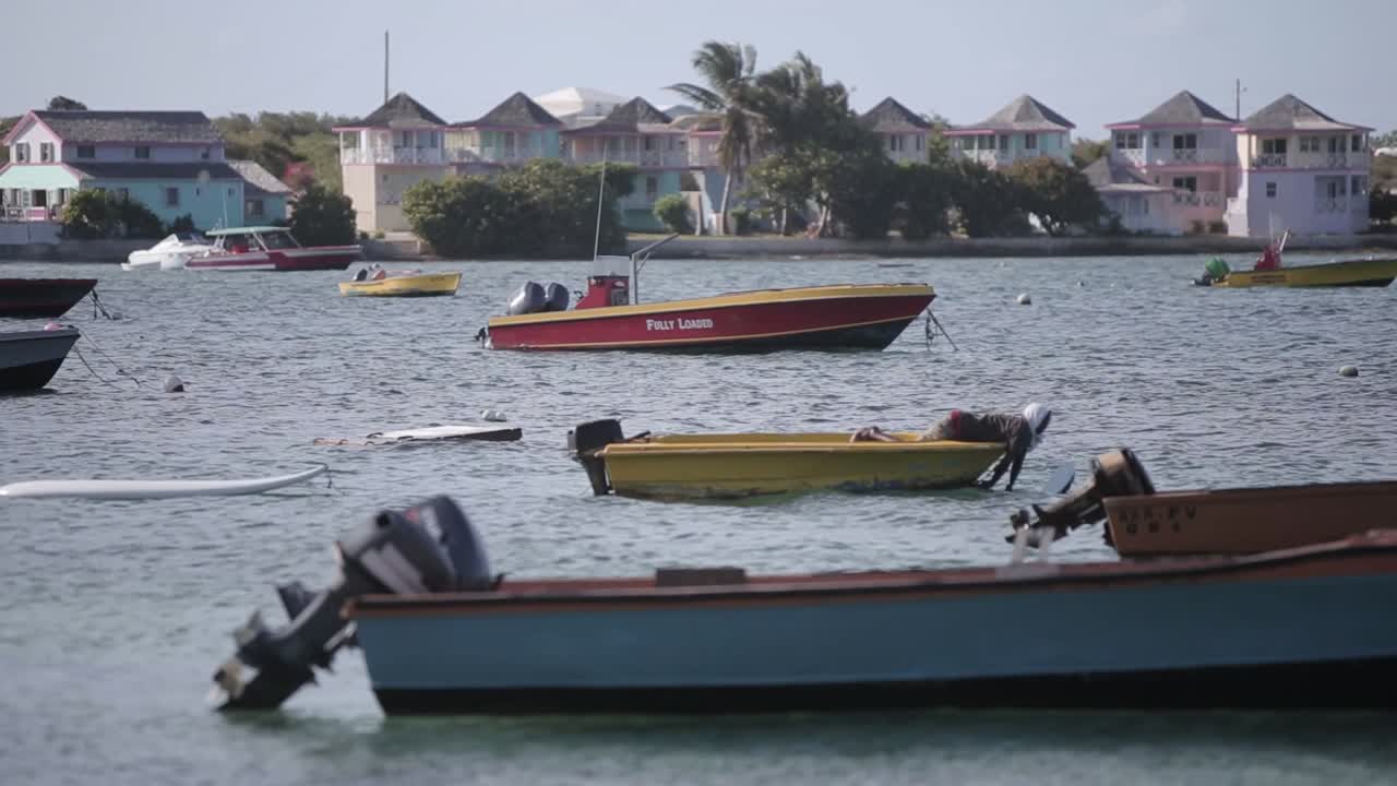 isla de anguila barco de mar del caribe amarrado en la bahía tiro establecido