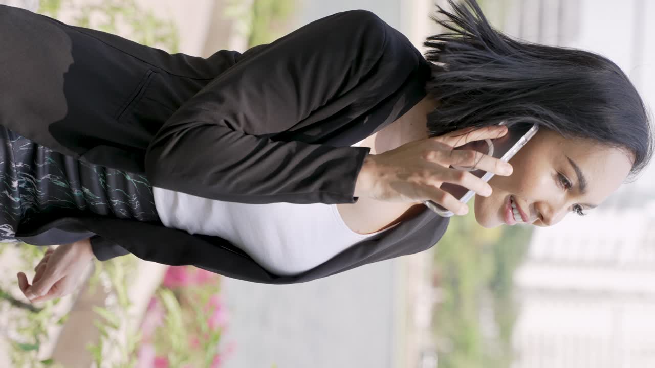 밖에서 스마트폰을 사용하는 사업가