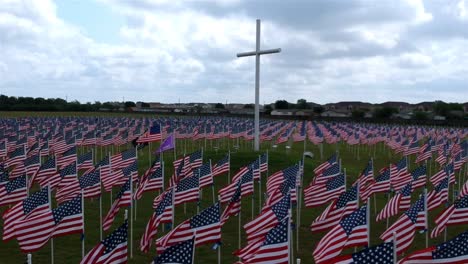 Vista-Aérea-De-Banderas-De-Honor-En-Victoria-Texas