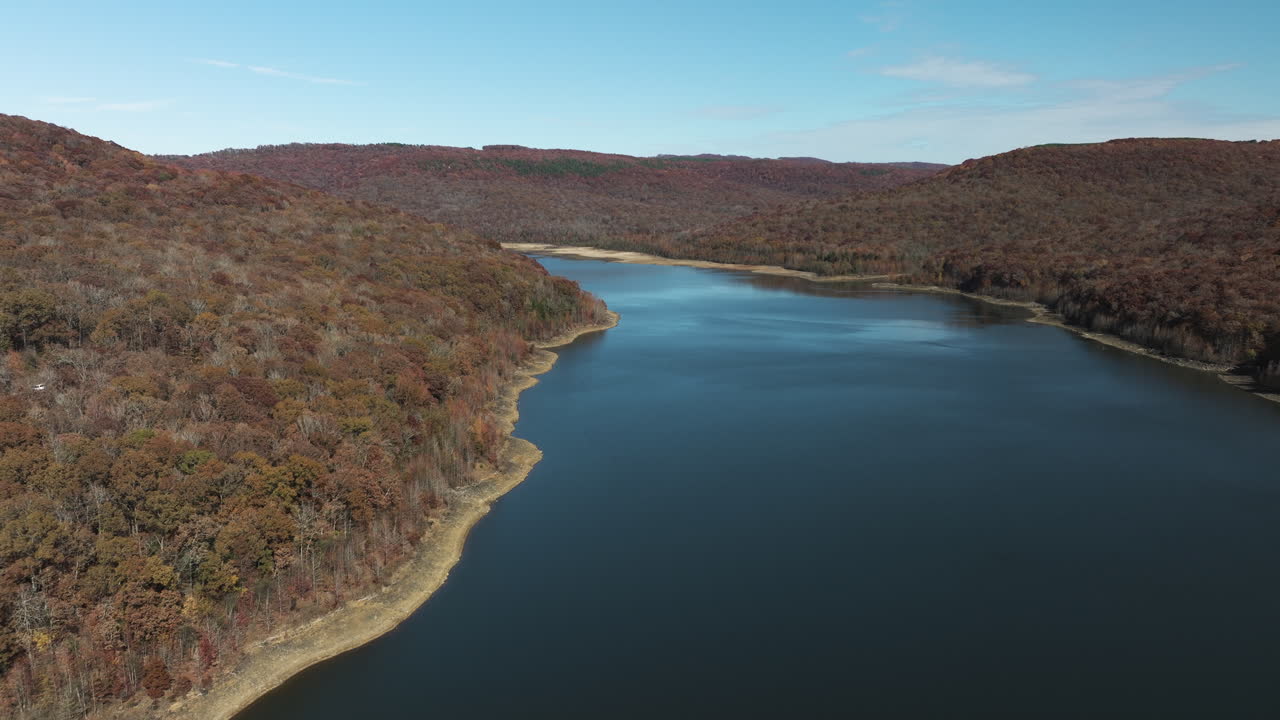 bosque y lago de otoño - parque estatal lake fort smith en arkansas, estados unidos - panorámica aérea