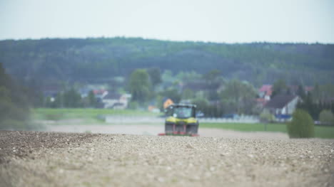 agricultura producción de alimentos siembra maíz cosecha trigo tractor trabajando 4