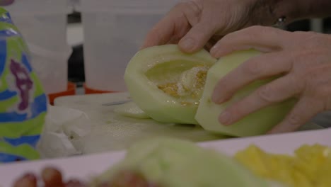 Rebanar-Y-Preparar-Un-Melón-De-Roca-Para-Una-Ensalada-De-Frutas