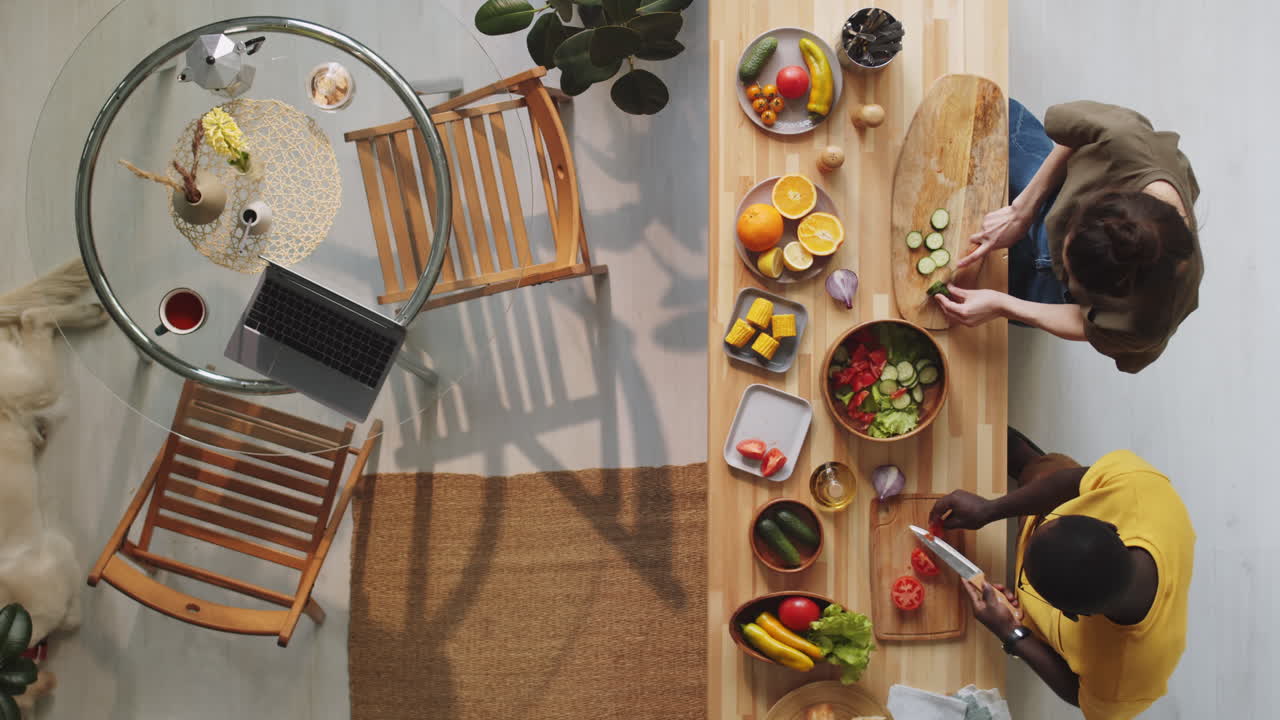 다민족 부부 가 집 에서 함께 음식 을 요리 하고 있다