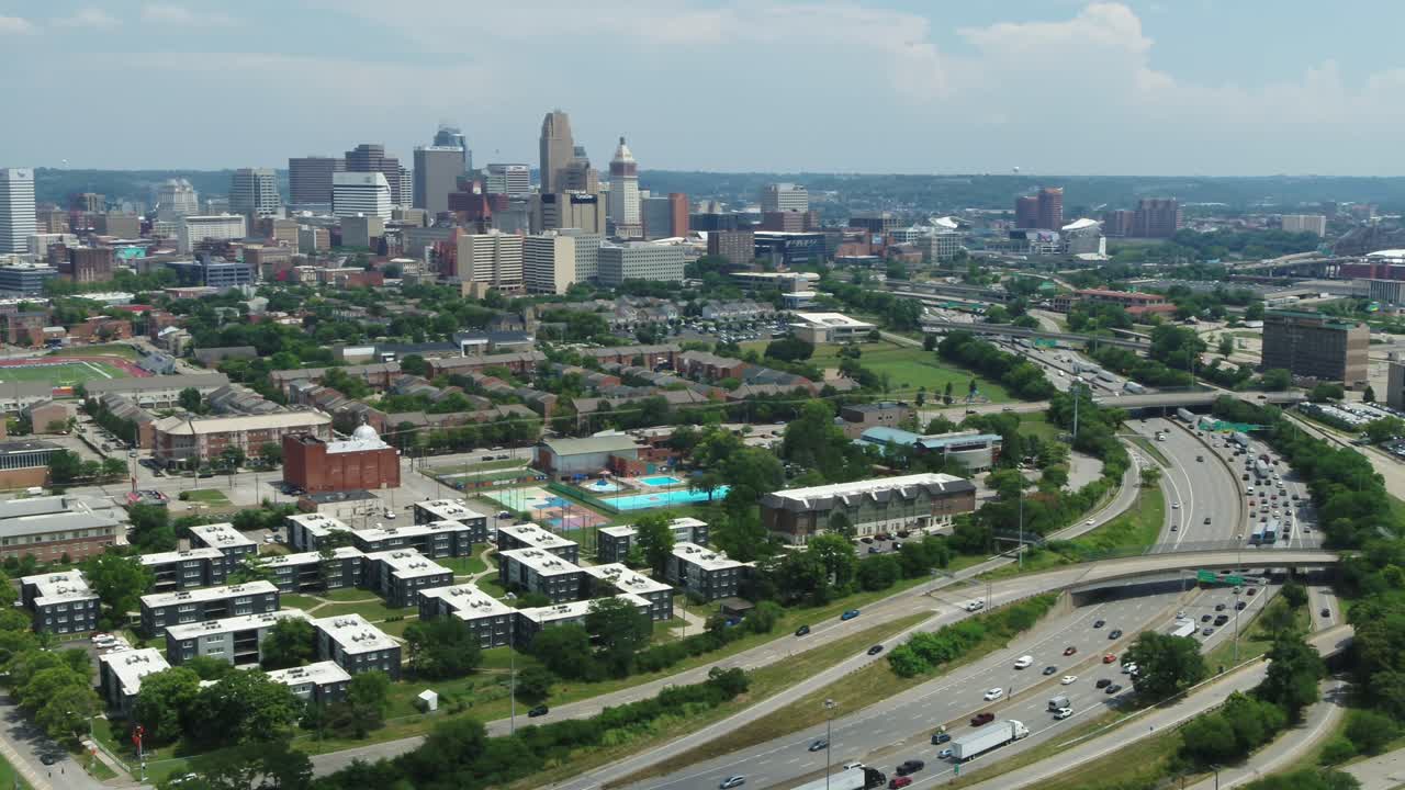 El horizonte de Cincinnati, Ohio, a lo lejos y el tráfico de la autopista, con video de dron desplazándose de izquierda a derecha.