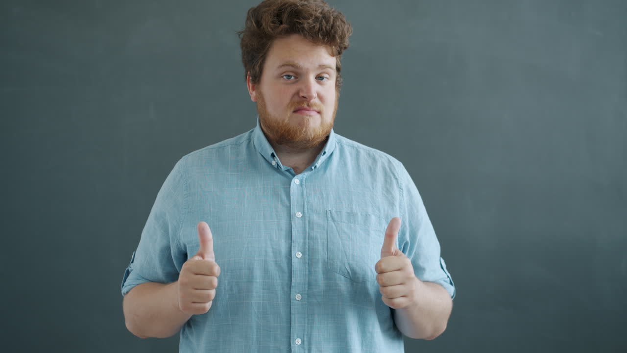 엄지손가락을 올린 남자