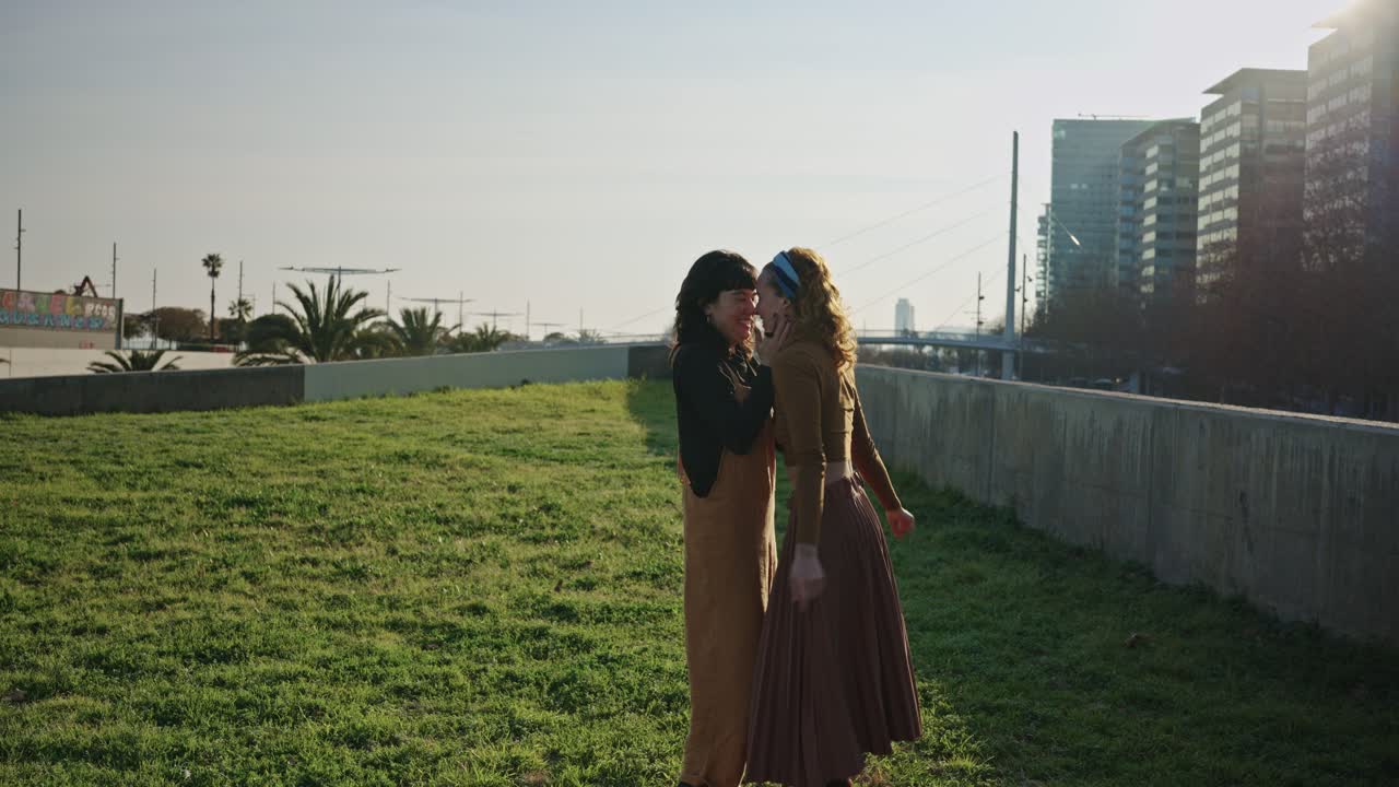 공원에서 안고 있는 두 여자