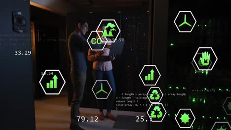 animación de iconos sobre diversos ingenieros masculinos y femeninos con computadora portátil por servidor de computadora