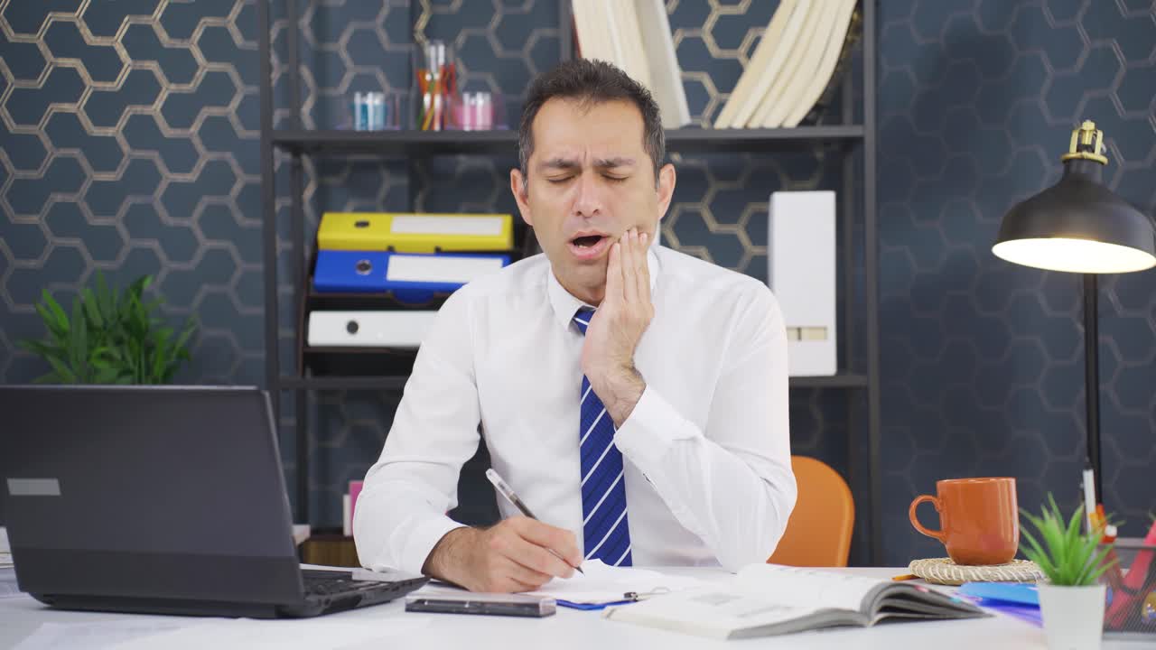 치통이 있는 사업가입니다.