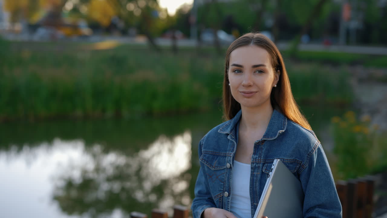 Donna con laptop in un parco