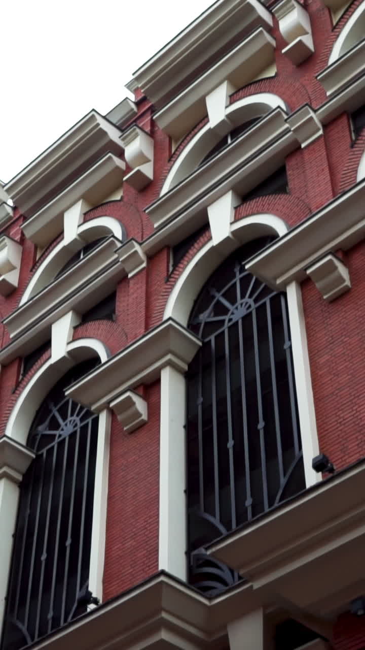 fachada del edificio de ladrillo rojo ornamentado