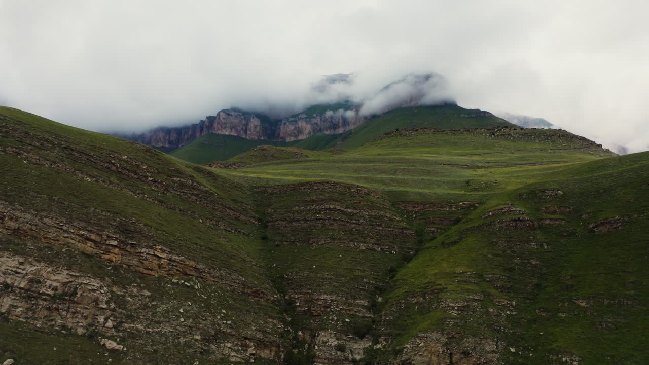 paisaje montañoso con niebla