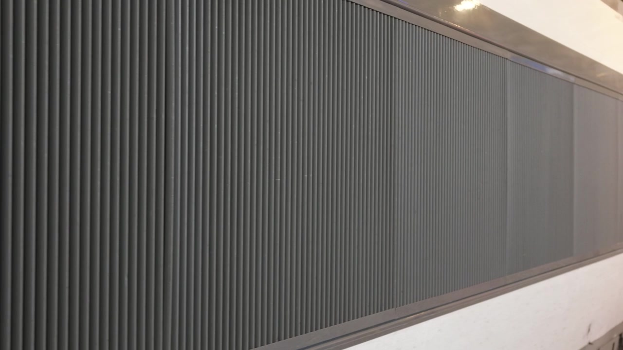 Nahaufnahme der geriffelten Metallseitenwand eines Zugwaggons, Cannes, Frankreich
