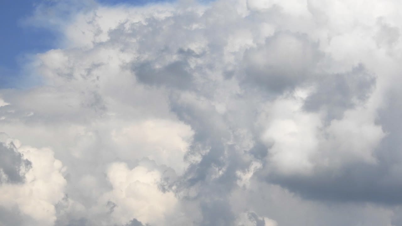 masivas nubes cumulonimbus formándose y moviéndose hacia arriba en el lapso de tiempo del cielo, muy hermosas formaciones de nubes hinchadas densas y gruesas lapso de tiempo en sudáfrica