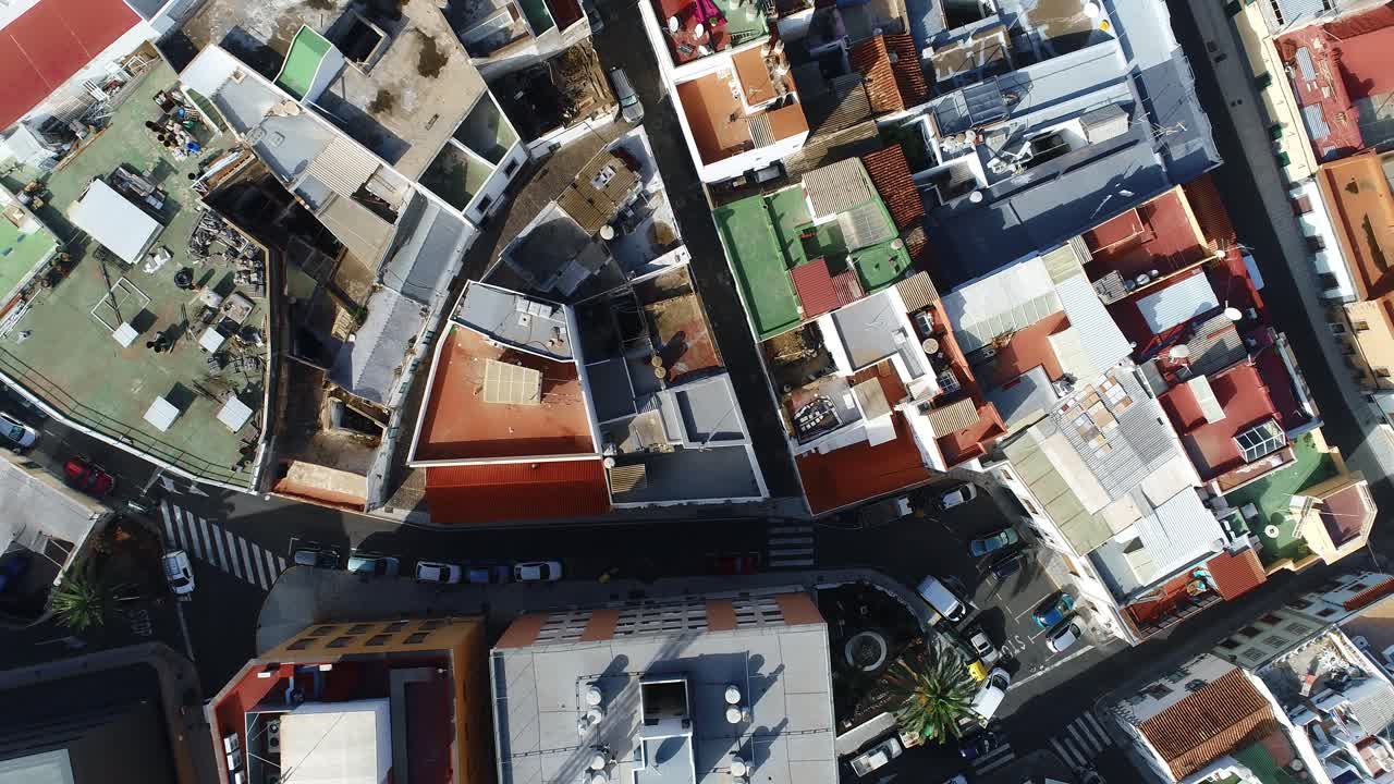 Vista aerea dall'alto di una città densamente popolata con tetti colorati
