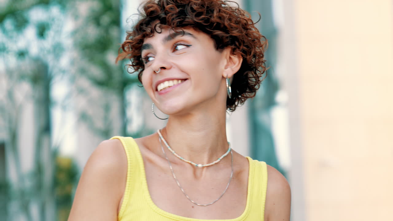 mujer joven sonriendo al aire libre