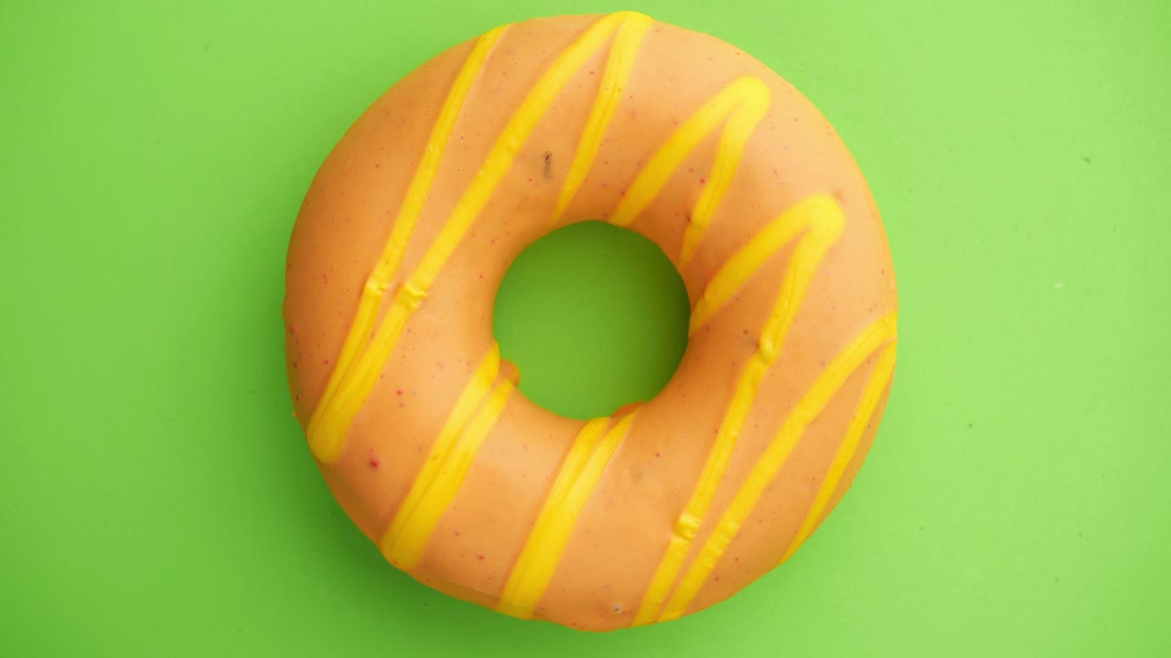 el donut glazado de primer plano.