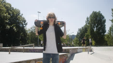 un chico caucásico en el parque de skate.