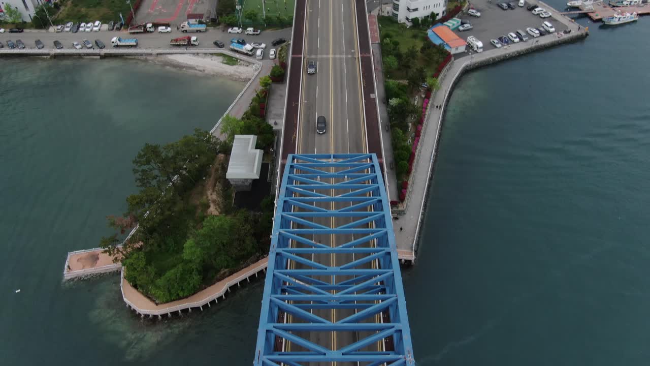 바다 위의 다리를 고속으로 통과하는 통근 차량