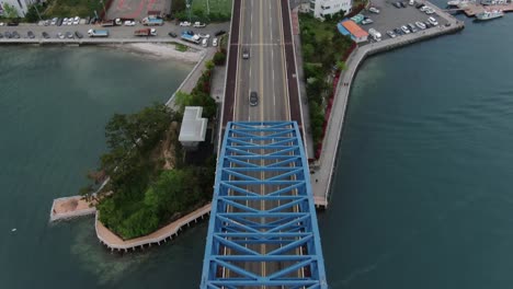 Pendlerfahrzeuge,-Die-Mit-Hoher-Geschwindigkeit-über-Brücken-über-Das-Meer-Fahren