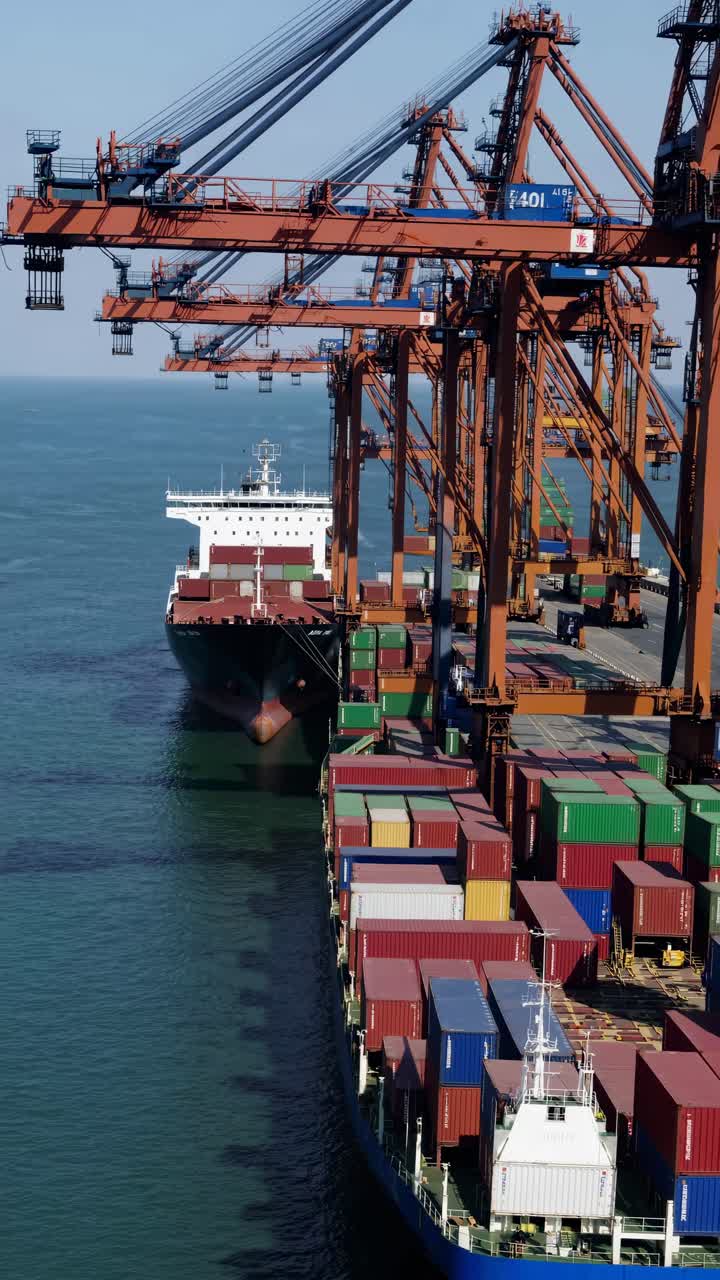 Vista aerea di un porto trafficato con gru e navi portacontainer, che mostra attività industriale