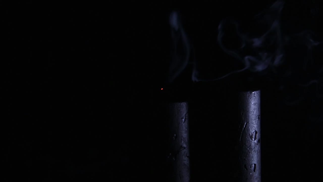 soplando dos velas negras en el fondo negro, estado de ánimo navideño