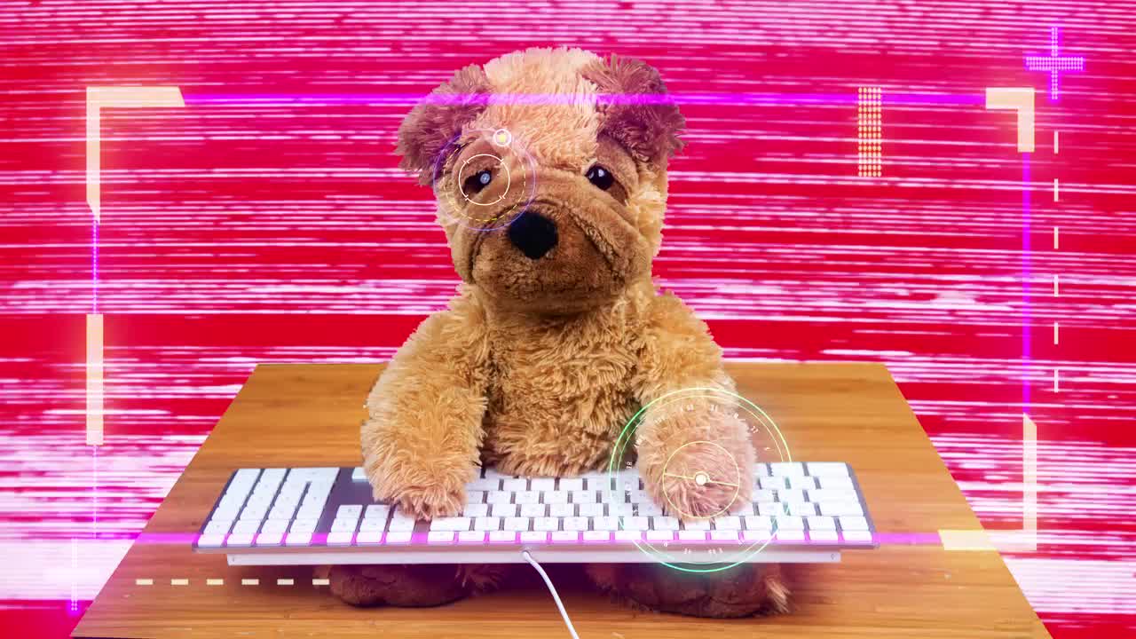 oso de peluche trabajando en una computadora