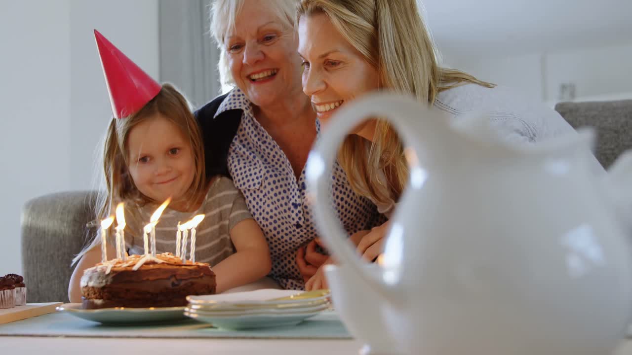 famiglia multigenerazionale che celebra il compleanno sul divano 4k