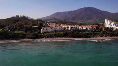 Wunderschöne-Küstenlandschaft-Mit-Stadthäusern-In-Estepona,-Costa-Del-Sol-Im-Süden-Spaniens