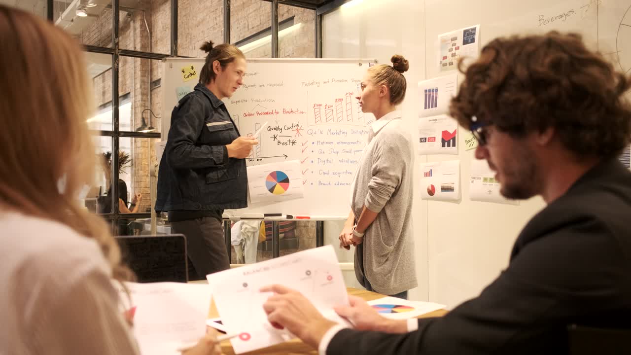 동료의 팀과 동료들은 회의에서 토론하면서 브레인스토밍을 했습니다.