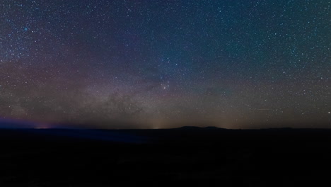 Lapso-De-Tiempo-De-La-Vía-Láctea-Que-Se-Eleva-Sobre-Un-Horizonte-Distante-En-El-Centro-De-Utah