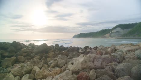 Pacíficas-Vistas-Al-Mar-Del-Sur-De-Bali:-Olas-Y-Horizontes