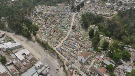 Amplias-Imágenes-Aéreas-Que-Se-Desplazan-Hacia-Arriba-Y-Revelan-El-Gran-Cementerio-Que-Se-Encuentra-En-Chichicastenango,-Guatemala