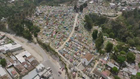 amplias imágenes aéreas que se desplazan hacia arriba y revelan el gran cementerio que se encuentra en chichicastenango, guatemala