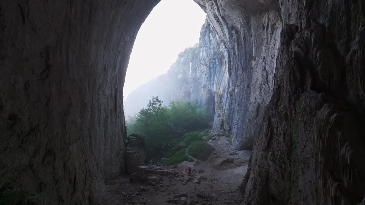 Sonnenlicht bricht aus der Vogelperspektive durch die Höhlendecke, Bulgarien