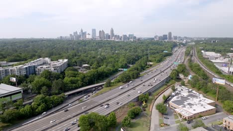 Skyline-Von-Atlanta,-Georgia-Und-Autobahnverkehr-Mit-Drohnenvideo-Stabil