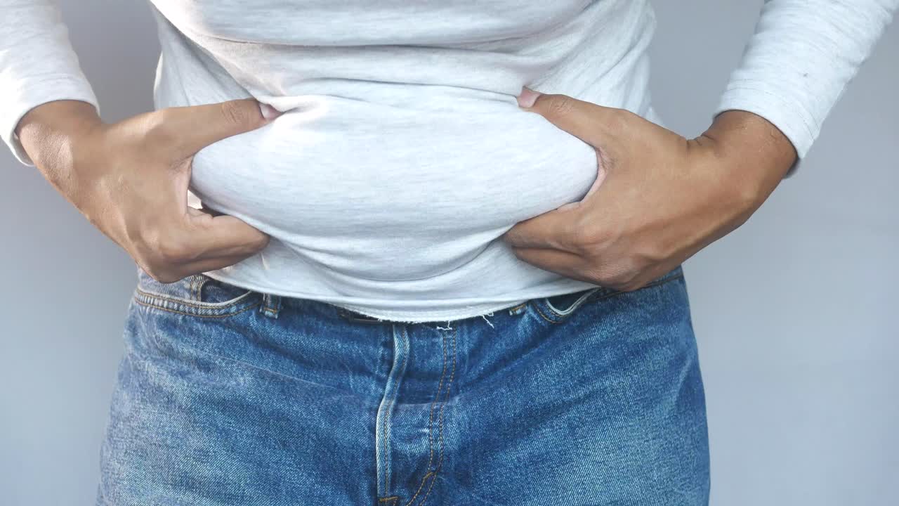 hombre con un vientre grande