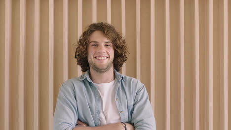 Retrato-De-Un-Joven-Simpático-Y-Simpático-Sonriendo-Feliz-Con-Los-Brazos-Cruzados-Mirando-La-Cámara-Un-Hombre-Relajado-Y-Confiado-En-El-Interior