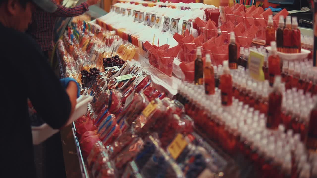 exhibición en el mercado de alimentos con productos agrícolas y productos preparados