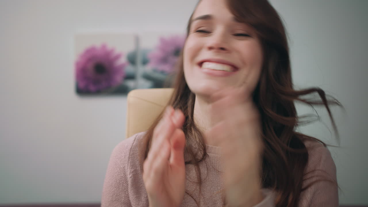 mujer feliz sonriendo y disfrutando del éxito