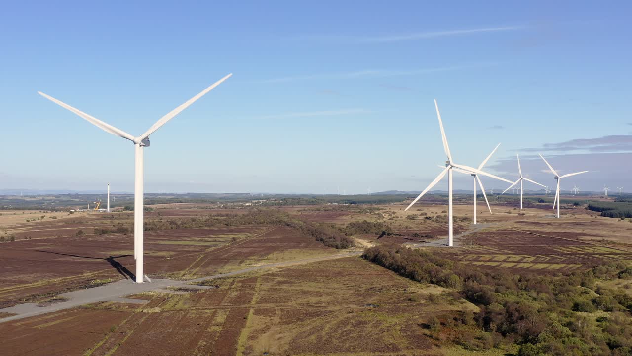 Ripresa aerea con drone di cinque turbine eoliche presso il parco eolico Greengairs East a Lanarkshire