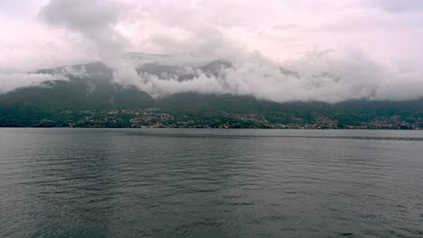 Hermoso-Paisaje-En-El-Lago-Iseo,-Italia-En-Un-Día-Lluvioso-De-Verano