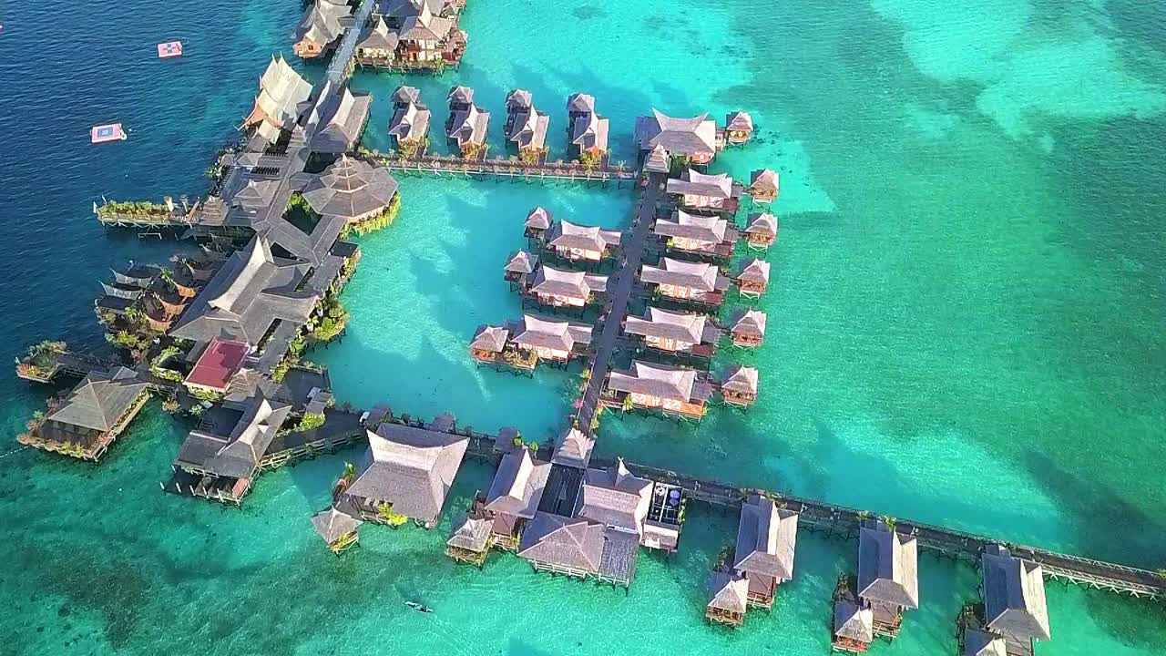 말레이시아의 맑은 물과 리조트 위로 공중 비행, 슬로우 모션으로 위를 움직이는 근거리 샷